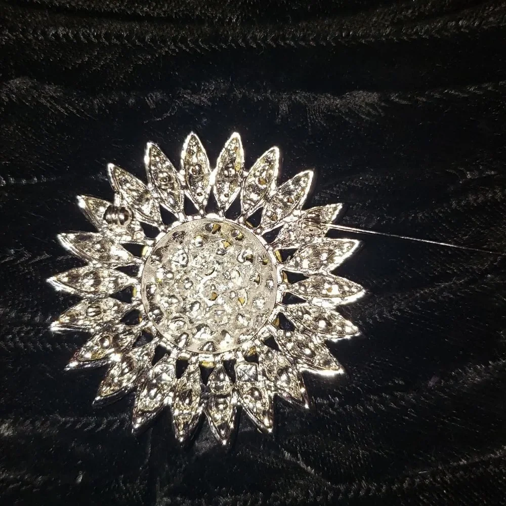 VNTG Stunning Floral Rhinestone Brooch